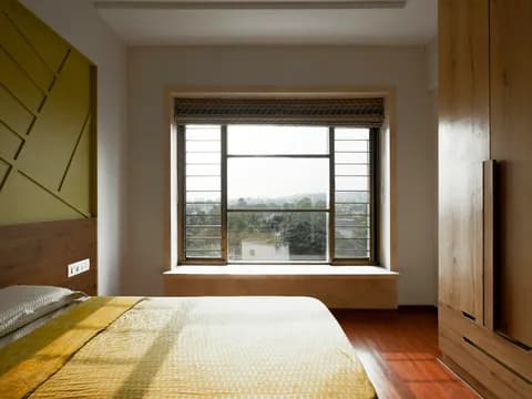 Meşe gardıroplu otel odası, şehir manzaralı pencere