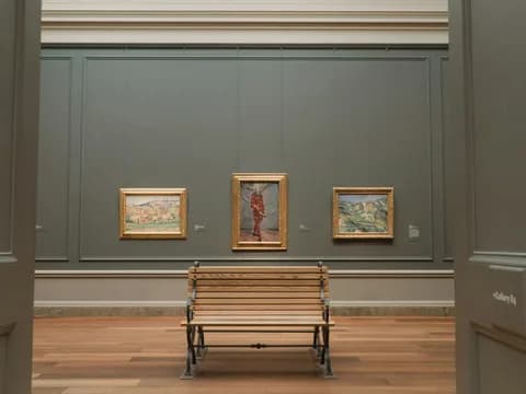Müze sergi salonu, ahşap zemin ve bank, tablolu duvar