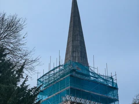 Tarihi kilise kulesinde restorasyon iskelesi