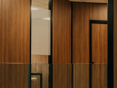 Ceviz kaplama ofis bölme duvarları ve camlı kapı